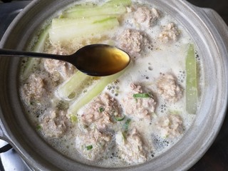 13、冬瓜丸子汤,起锅前淋入一点香油。