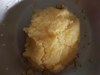 1、荷花酥,将内馅材料混合成团