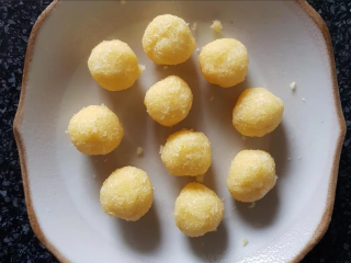 2、荷花酥,分成10份放冷冻变硬（至少30分钟）