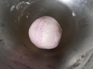 3、荷花酥,油水皮材料混合后松弛10分钟