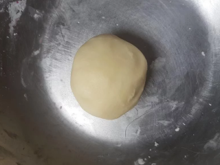 4、荷花酥,油皮材料混合成团