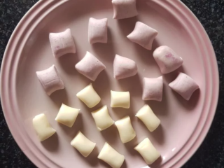 5、荷花酥,将2种面团各分成10份