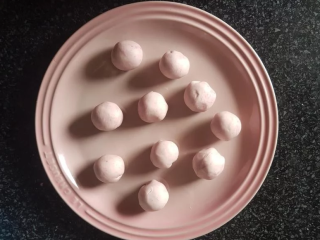 6、荷花酥,将油皮包入油水皮中