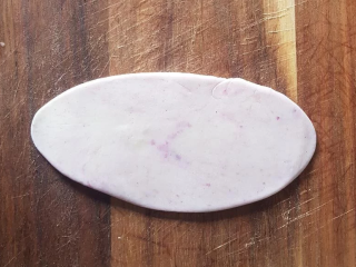 7、荷花酥,将面团桿平