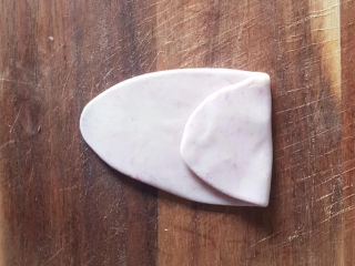 8、荷花酥,先折一折