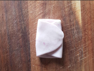 9、荷花酥,再将一边折过来