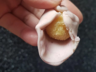 11、荷花酥,将面团桿平包入冷冻的内馅