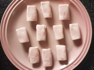 10、荷花酥,折好后再桿平折三折（如刚才的步骤）然后松弛静置10分钟