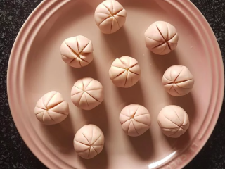 12、荷花酥,用刀子切出花瓣痕跡