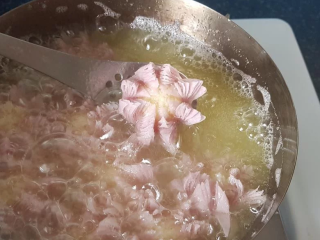 13、荷花酥,低温油炸至花瓣定型