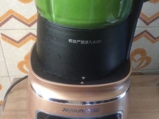 3、双色果蔬芋圆,菠菜清洗干净，放热水里焯去草酸，加点清水，同样用破壁机打成汁；