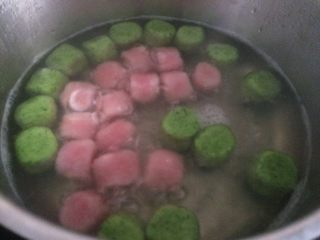 13、双色果蔬芋圆,锅里放水水煮沸，加入做好的果蔬圆子，煮至圆子浮起；