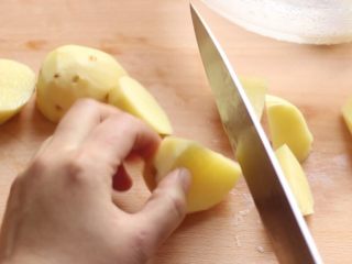 1、川香土豆炖排骨,另起一锅，加些许油，放入排骨煎成金黄色。