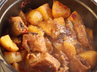 13、川香土豆炖排骨,根据口味调入白糖和少许盐即可。