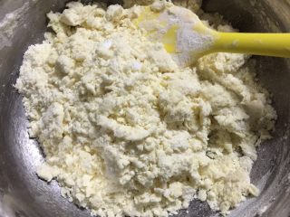 3、蔓越莓奶油司康,黄油粒放到面粉中，混合成颗粒状