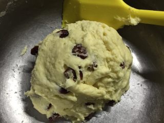 5、蔓越莓奶油司康,加入整颗的蔓越莓，拌匀