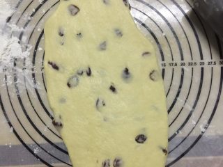 6、蔓越莓奶油司康,捏成团粘少许中粉，在洒上少许干粉的硅胶垫上擀成片，对折后再擀成2cm厚