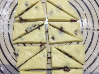 7、蔓越莓奶油司康,用倒切成切成不规则的三角形