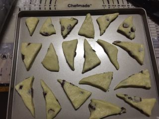 8、蔓越莓奶油司康,放入不粘烤盘中