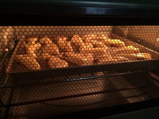 10、蔓越莓奶油司康,放入预热好的烤箱中层