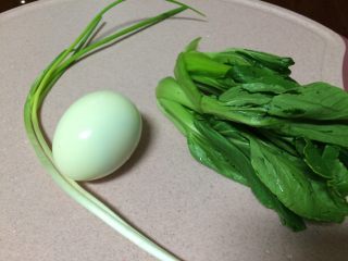 2、辅食鸡蛋蔬菜粥,辅料：熟鸡蛋、葱，小油菜