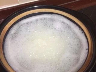 3、辅食鸡蛋蔬菜粥,锅中倒入适量清水烧开后转中小火放入熟米饭煮的更软烂一些