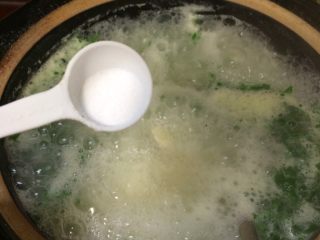 12、辅食鸡蛋蔬菜粥,再加入2g盐搅拌均匀后就可以了……