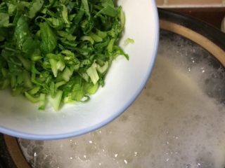 10、辅食鸡蛋蔬菜粥,加入切好的小油菜煮1分钟