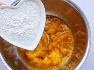 2、奶香南瓜饼,倒入糯米粉