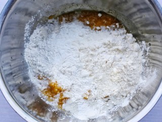 3、奶香南瓜饼,加入高筋面粉。