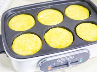 9、奶香南瓜饼,煎至两面金黄。