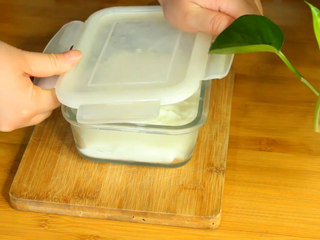 7、脆皮炸鲜奶,冷却后 放入冷藏2小时