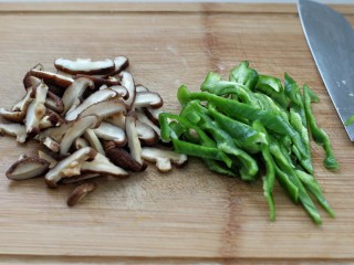 2、黄焖鸡米饭,干香菇提前泡发切片,青椒切条状