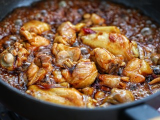 8、黄焖鸡米饭,调入生抽、老抽炒至鸡肉上色