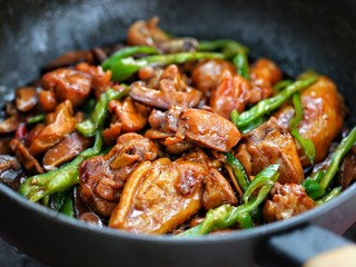 13、黄焖鸡米饭,再按照个人口味调入适量的盐,翻炒均匀即可