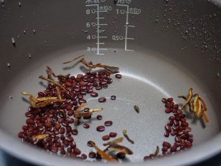 2、暖心年糕陈皮红豆汤,放入电饭锅里，添水添到煮粥的最低水位。