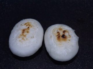 13、暖心年糕陈皮红豆汤,待水差不多收干，揭开锅盖继续等睡蒸发掉再煎一煎，用牙签戳一下，里面软了就好了。