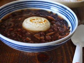 14、暖心年糕陈皮红豆汤,红豆汤装入碗里，放上煎好的年糕，一口暖糖，一口年糕，简直暖心暖胃。