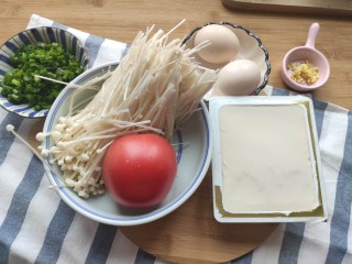 1、番茄豆腐汤,准备食材