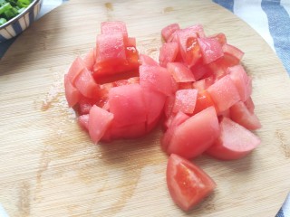 2、番茄豆腐汤,番茄去皮切小块