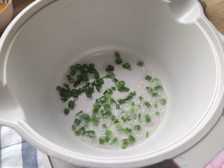 4、番茄豆腐汤,油热，加葱花炒香