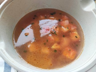 6、番茄豆腐汤,加入清水