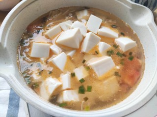 8、番茄豆腐汤,加入豆腐
