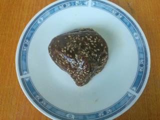 4、红糖烧饼,红糖馅料揉在一起成团。