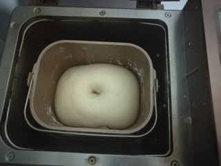 7、红糖烧饼,面团发好后取出。