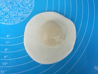 9、红糖烧饼,油皮擀成片，包住油酥，收口捏紧。