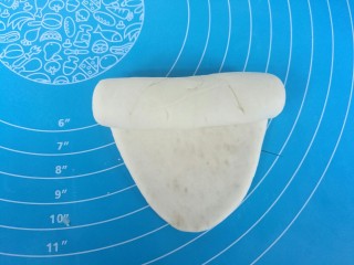 10、红糖烧饼,擀成长舌状，自上而下卷起。