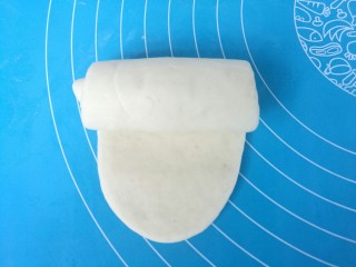 12、红糖烧饼,拿起第一个，重复10的动作，擀开，自上而下卷起。