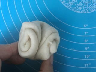 13、红糖烧饼,全部做好后，再拿起第一个，两头对折，向中间捏紧。