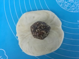 14、红糖烧饼,擀成片，包入红糖馅。